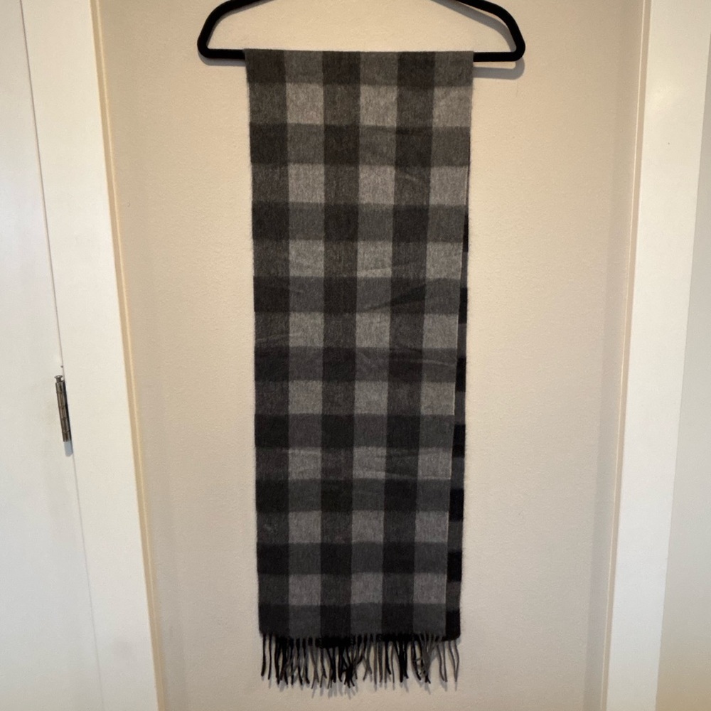 Sale! Nordstrom Cashmere Men's Checkered Scarf in Black and Gray Sale! - Picture 2 of 4